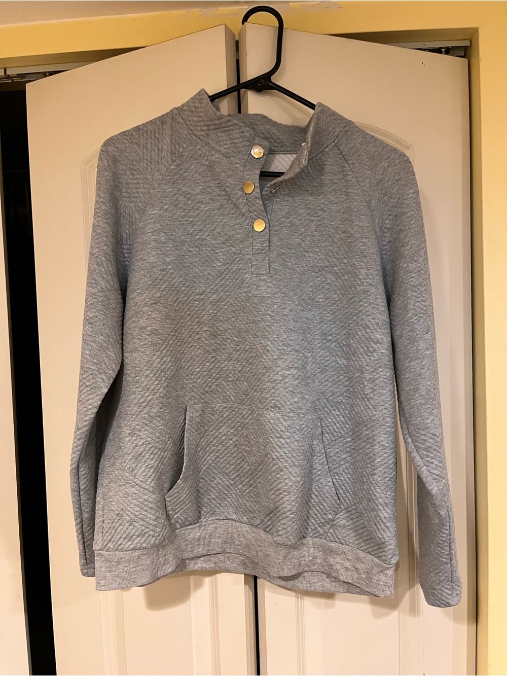 Women’s Quilted Snap-Neck Sweatshirt - Light Gray